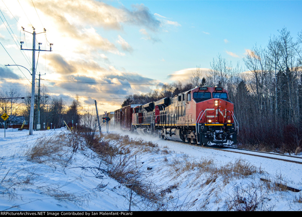 CN 2205 leads 402 at Rue Des Braves